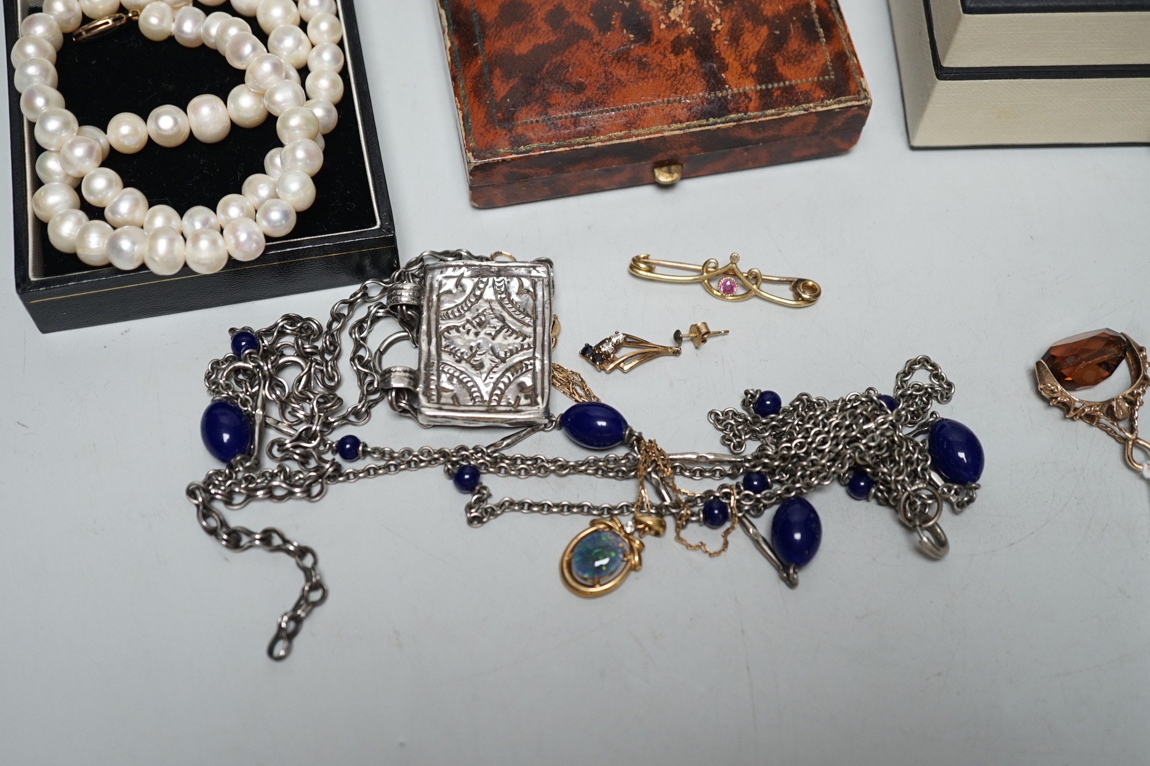 Sundry jewellery including, a yellow metal and gem set scroll brooch, three pairs of gem set earrings, pair of 9ct and cameo shell earrings, two necklaces including Omani white metal, a modern 9ct gold and gem set fob se